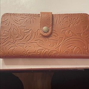 Portland Leather Embossed Floral Phone Case in Tan
